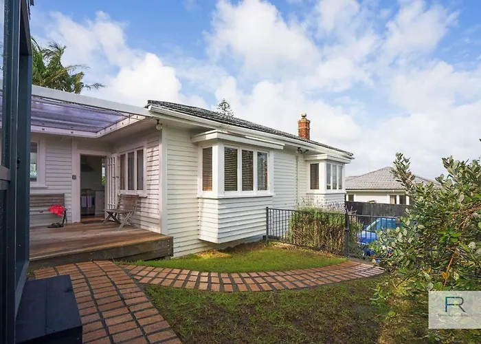 Charming Takapuna Residence